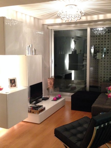 Salón iluminado por la noche