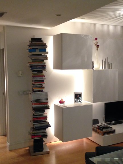 Salón iluminado por la noche